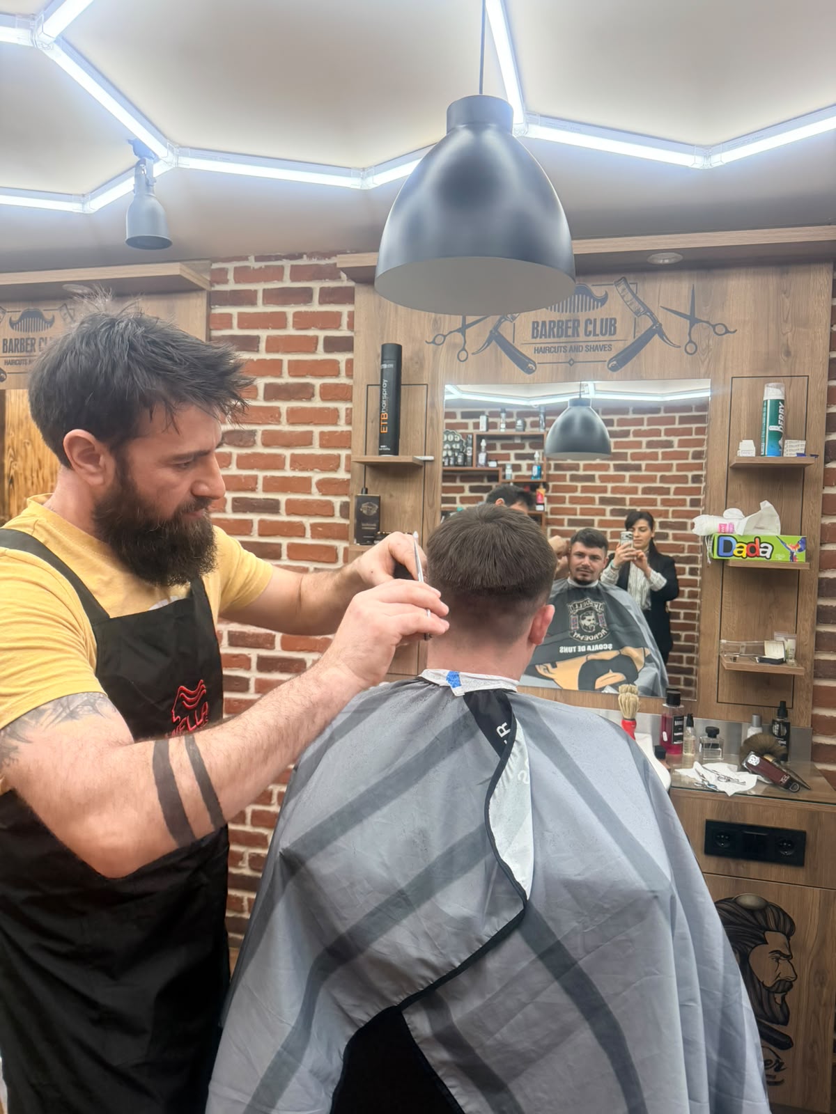 Cursant tunzând un model real, la scaun, în salonul Kadell